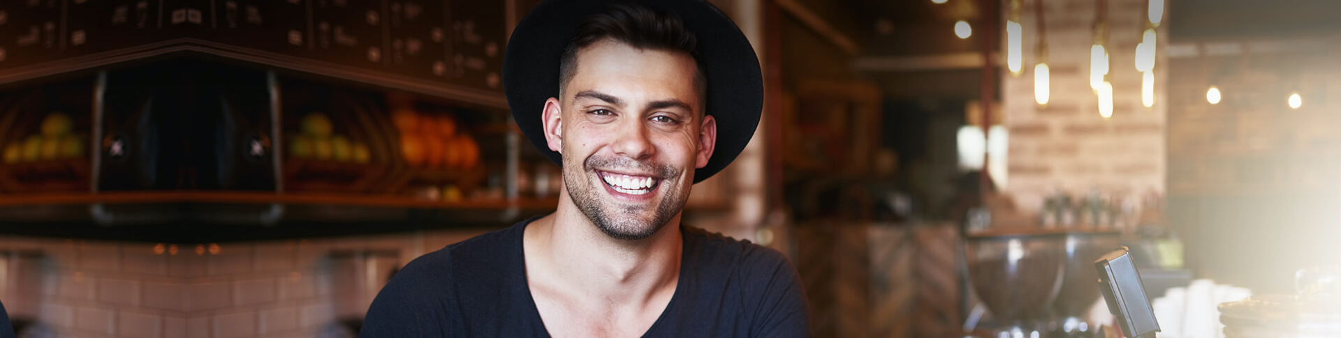 Mann mit Hut in Kaffeehaus