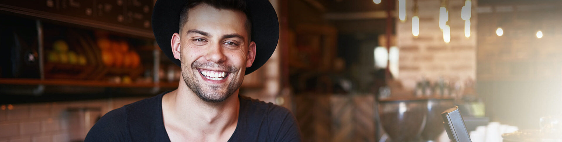 Mann mit Hut in Kaffeehaus