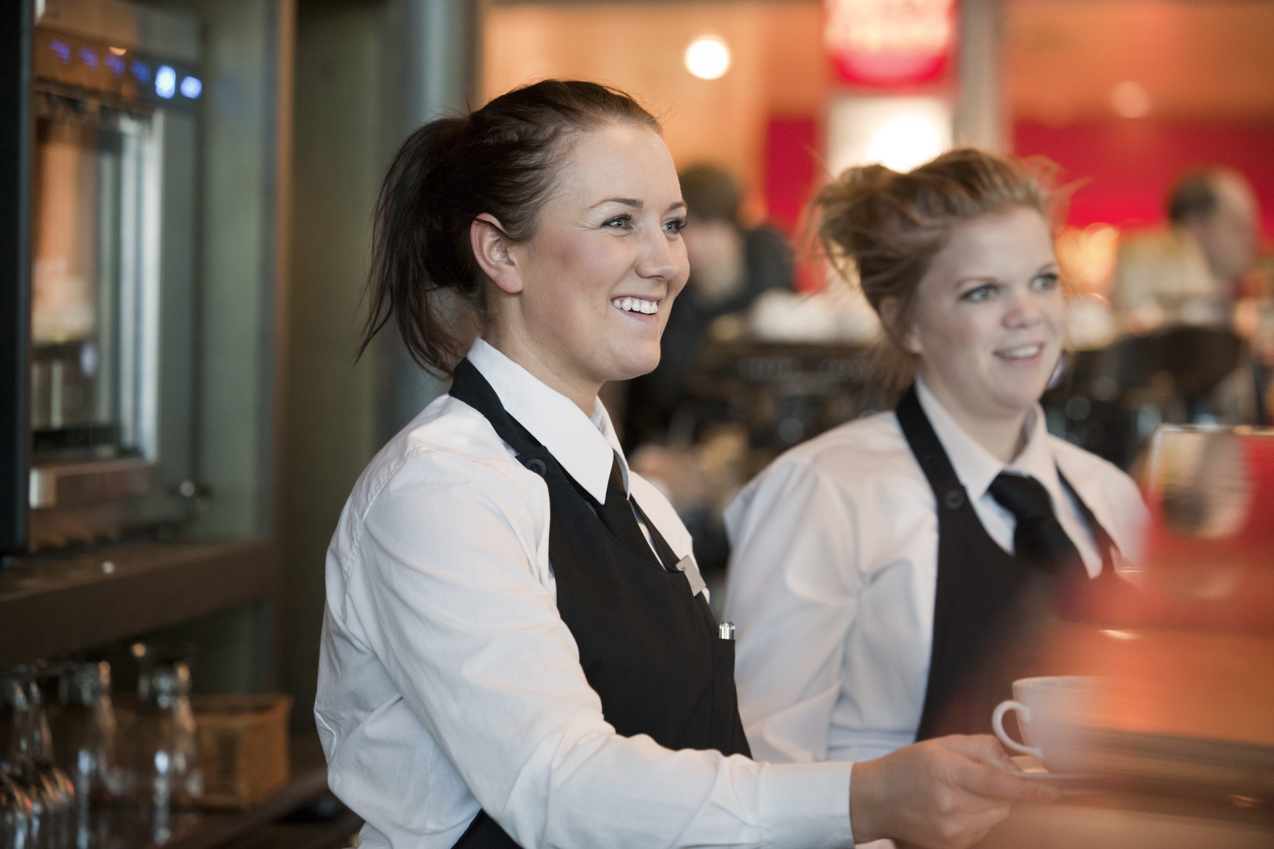 Seitenbereich Bilddatei zwei lächelnde Servicemitarbeiterinnen